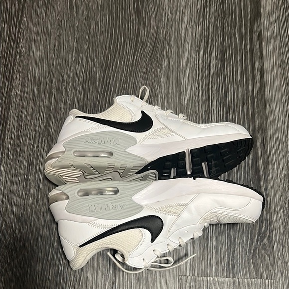 Nike White and Black Athletic Sneakers - Picture 6 of 8